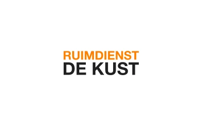 Kustlijn met bebouwing waar Ruimdienst De Kust actief is